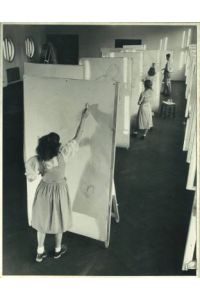 S/W Fotographie An der Arbeit im Zeichenkurs Eschenroth im Jahr 1950 in der Gewerbeschule (Saal) mit eighd. Signatur. [ca. 29, 8 x 23, 2 cm. ].