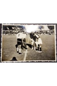 Deutsche Hockey-Nationalmannschaft in Bahawalpur Pakistan (1954) - Erinnerungsalbum mit 18 kleinen Fotos, überreicht von B. M. Khan, Director of Sports.