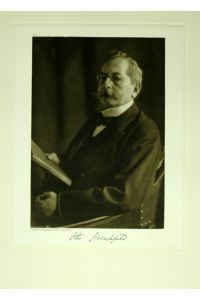Fotoportrait in Photogravüre. Halbporträt, unten mit faksimiliertem Namenszug. Aufnahme und Photogravüre von Rudolph Dührkoop.