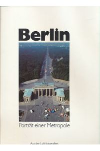 Berlin. Porträt einer Metropole und der Schlösser Potsdams aus der Luft fotografiert.   - Texte von Peter Auer. Hrsg. von Wolfgang Streubel.