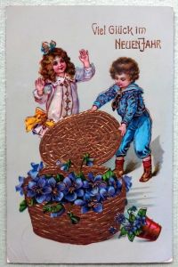 Ansichtskarte AK Viel Glück im Neuen Jahr (2 Kinder mit Blumen im Korb. Prägekarte)