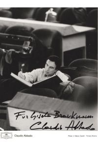 Dirigent (1933-2014). Eigenh. Widmung mit U. Signatur auf großem Foto.