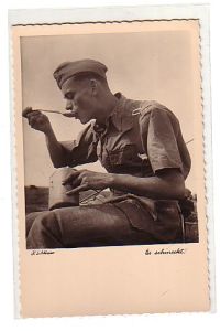 00580 Foto Afrikafeldzug Soldat mit Kochgeschirr um1942
