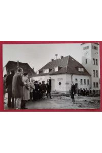 Original-Fotografie von Horst Schlesiger s/w Aufnahme Einweihung des Neuen Feuerwehrhauses in Karlsruhe-Grötzingen 8. Januar 1974 mit Ortsvorstehern (umseitig Stempel Schlesiger)
