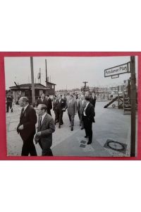 Original-Fotografie von Horst Schlesiger s/w Aufnahme Günther Klotz (Karlsruher OB) mit Gefolgschaft beim Besuch des Potsdamer Platz an der Berliner Mauer 26. Juni 1963 (umseitig Stempel Schlesiger)