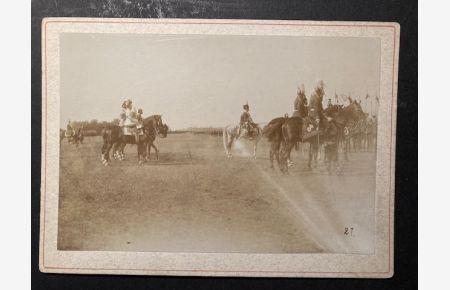 Fotografie (18 x 13) von John Thiele auf Trägerkarton. Berittene Uniformierte. Ohne Datum, ca. 1900.