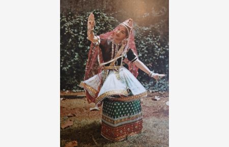 La Danse Sacrée de L'inde. Préface de Shri Natyakala Visarada Pandanallour Chockalingam Pillai. Photos et Croquis de L'Auteur.