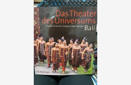 Das Theater des Universums, Bali : Ritual und Kunst in Tenganan Pegeringsingan.   - Urs Ramseyer