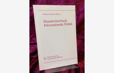 Handwörterbuch internationale Politik.   - Bundeszentrale für Politische Bildung.