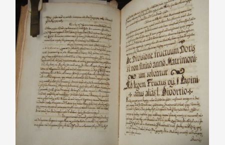 Handschriftlicher lateinischer Kodex dat. 1700/1701 des Dominicus Miceli aus Rom. In Ganzpergament gebunden, mit jeweils einem Vorsatzblatt. unpaginierte Blätter mit jeweils 27 vorgerissenen Zeilen.