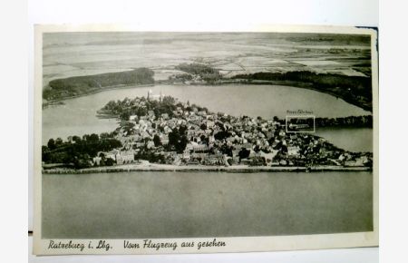 Ratzeburg im Herzogtum Lauenburg - Vom Flugzeug aus gesehen. Alte AK s/w. ungel. aber beschrieben. Panoramablick über den Ort auf der Insel und das Umland, Luftbild, Fliegeraufnahme