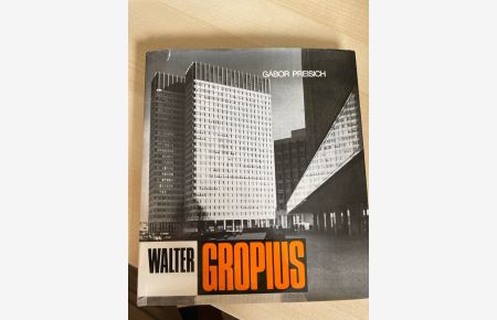Walter Gropius.   - von Gábor Preisich. [Aus d. Ungar. übers. von Miklós Marosszéki]