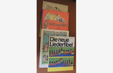 Konvolut von 4 Liederbüchern:  - Grüger, Neue Liederfibel / Seidlein, Kinderlieder aus aller Welt / Sang und Klang fürs Kinderherz Band 1 + 2.