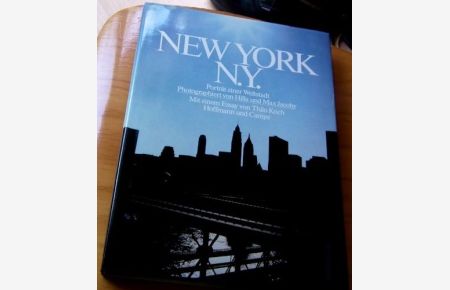 New York. N. Y. Porträt einer Weltstadt.   - Photographiert von Hilla und Max Jacoby. Mit einem Essay von Thilo Koch.