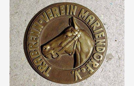 Plakette vom Trabrenn-Verein Mariendorf mit Pferdekopf.