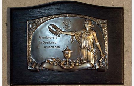 Große gegossene Bronze-Plakette: Wanderpreis im Dreikampf für Turnerinnen. TS.
