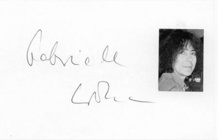 Schriftstellerin (1932-2015): Briefkarte mit aufmont. Foto m. eigenh. U. (voller Namenszug).