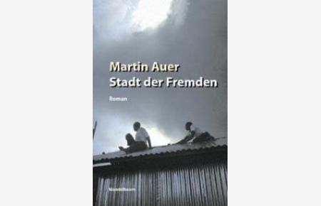 Stadt der Fremden [Gebundene Ausgabe] Martin Auer (Autor) Dies ist der Roman über einen europäischen Schriftsteller, der - auf Vortragsreise in der afrikanischen Großstadt Nairobi - unvermittelt in die Affären der kenianischen Politik verwickelt wird und mit den erschreckenden und bedrohlichen Lebensverhältnissen der Slums konfrontiert ist. »Nairobi riecht wie Frangipani und Diesel«, notiert er. Schwarze Dieselwolken hängen in der Luft, doch die Frangipani-Bäume mischen ihr Honigparfum hinein. In Nairobi sind alle auf der Durchreise, auch die, die hier geboren wurden und hier sterben. »Was soll ich hier?«, fragt sich der Protagonist. »Ich bin hier, um Vorträge über kreatives Schreiben zu halten. In vier Stunden jeweils soll ich aus meinen Werken lesen, Fragen beantworten und den Studenten zeigen, wie man auf Deutsch ein Gedicht schreibt. ´Kreatives Schreiben kann man gar nicht unterrichten. ` Mit dieser Feststellung beginne ich meistens meinen Vortrag«. Schließlich verliebt sich der Held, schläft mit der falschen Frau, stolpert über eine Leiche und ist plötzlich mitten drin in einem Korruptionsfall. - Ein witziger und gleichzeitig trauriger Roman über das Verhältnis von Nord und Süd, Schwarz und Weiß, Frau und Mann. Autor:Martin Auer, geb. 1951 in Wien, studierte, hat als Werbetexter und für Zeitungen gearbeitet. Seit vielen Jahren spielt er Theater, zaubert und macht Musik mit seiner Band. Martin Auer lebt abwechselnd in Wien und auf einem Bauernhof in der Steiermark. Für seine Bücher wurde er mehrfach ausgezeichnet, so zum Beispiel mit dem Österreichischen Kinder- und Jugendbuchpreis 1994 und 1998.