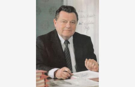 Vorsitzender der CSU ab 1961, mehrfach Bundesminister, ab 1978 Bayerischer Ministerpräsident (1915-1988): Großes, farbiges Porträtfoto 4° (21 x 29 cm), mit eigenh. Widmung, mit herzlichem Gruß u. m. eigenh. U. (FJ Strauß).