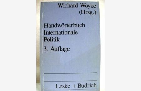 Handwörterbuch internationale Politik.   - hrsg. von Wichard Woyke, UTB ; 702.