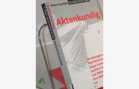 Aktenkundig / Hans Joachim Schädlich (Hg. ). Mit Beitr. von Wolf Biermann . . .