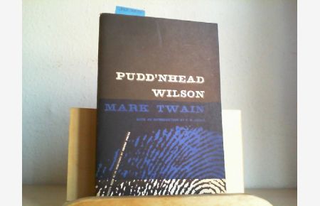 Pudd'nhead Wilson.   - A tale. With an intoduction by F.R.Leavis.