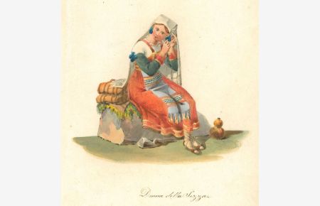 Donna della Sezza. Junge Frau in festlicher Tracht auf einem Felsen sitzend.