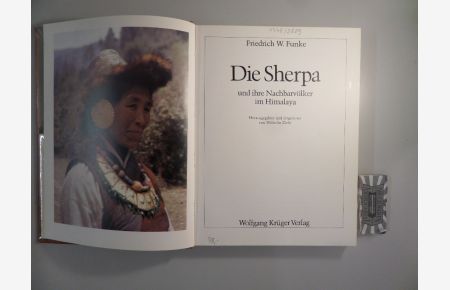 Die Sherpa und ihre Nachbarvölker im Himalaya.   - Hrsg. u. eingel. von Wilhelm Ziehr.