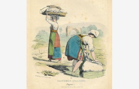 Costumes Italiens (Aquino). Zwei Frauen in Tracht beim Wäsche waschen an einem Fluß. Während die eine ein Wäschestück über einem Stein mangelt, trägt die andere bereits gewaschene Wäsche in einem großen Korb auf ihrem Kopf fort. Im Hintergrund ein antiker Rundbogen.