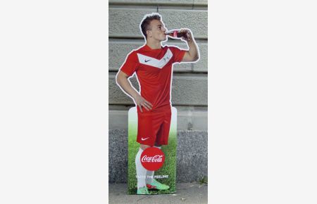 EM 2016 - Xherdan Shaqiri trinkt ein ungesundes Softgetränk. . Karton mit Metallständer.