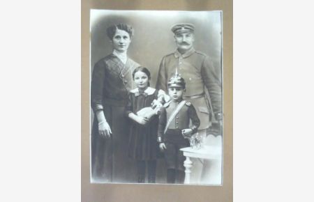 Gruppenbild einer deutschen Familie - Fotografie in Großaufnahme auf Karton