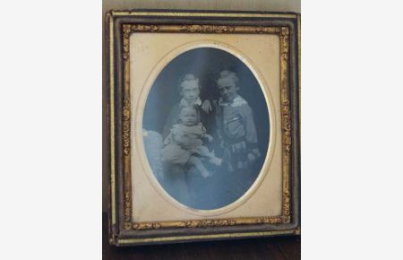 Daguerreotypie - Daguerreotype - Geschwister. Um 1850 Sitzender Bruder mit kleiner Schwester auf dem Schoß, größere Schwester daneben stehend. .
