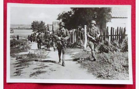 Ansichtskarte AK Offiziere im Kampf mit dem Leutnant an der Spitze wird ein Sowjet-Dorf gesäubert (P. -K. -Aufnahme Friedel)