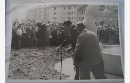 Willy Brandt bei der Einweihung des Bärenbrunnens in Heilbronn. 9 Original Photos. Vintages. Silbergelatine. Um 1963. Ca. 17, 5 x 11, 5 cm.