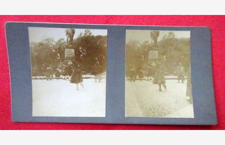 Original Stereoskopie. -Fotografie (Stereobild. Stereophotographie). Innsbruck 1909. 100-Jahr Feier. Vor dem Andreas-Hofer-Denkmal