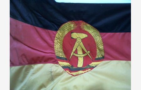 Original-Flagge mit aufgenähtem DDR-Emblem